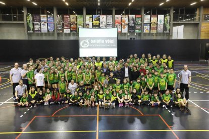 Un moment de la presentació, ahir al pavelló Juanjo Garra, dels jugadors i les jugadores del Balàfia Vòlei.