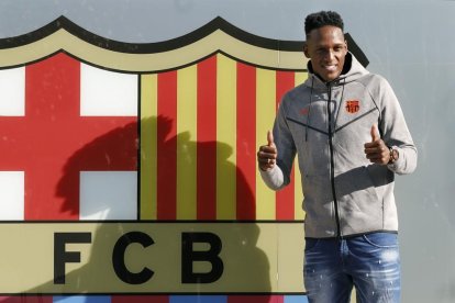 Yerry Mina, ahir a les instal·lacions del FC Barcelona, on es va fer la tradicional foto amb l’escut.