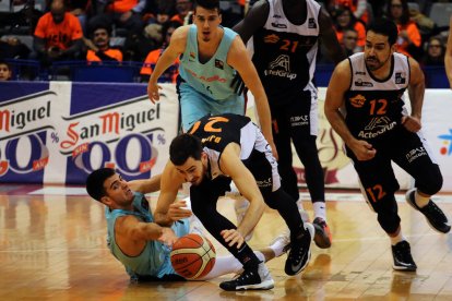 Brano Djukanovic lluita una pilota amb un jugador del Barcelona, en una acció del partit disputat ahir al Barris Nord.