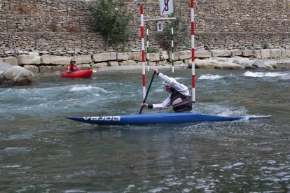 Un dels joves palistes que van participar ahir en la Copa Catalana d’eslàlom.