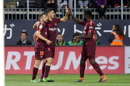 Jordi Alba y Umtiti felicitan a Luis Suárez para marcar el primer gol de la noche, el primero que le anota al conjunto malagueño.