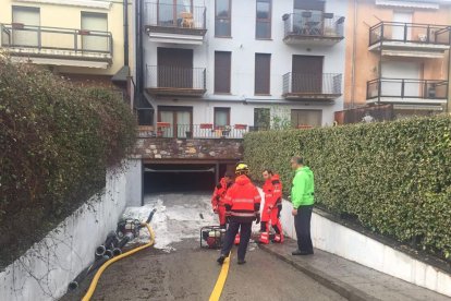 Un garaje de El Pont tras el pedrisco del 25 de abril.