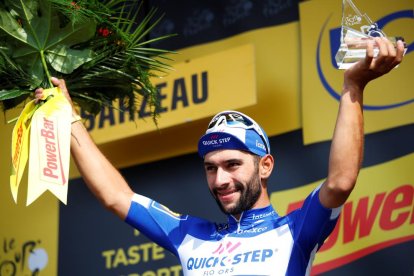 Fernando Gaviria celebra la seua segona victòria al Tour.