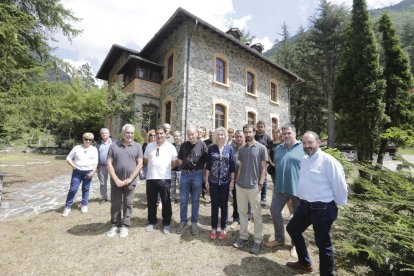 Foto de família dels assistents a l’acte que es va celebrar ahir a la casa Matter de la Torre de Capdella