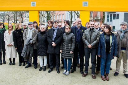 Carles Puigdemont, ahir a Brussel·les, acompanyat de diputats electes de Junts per Catalunya.