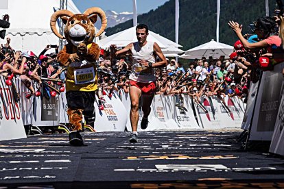 Kilian Jornet va creuar la línia de meta a Zinal amb un minut i mig d’avantatge sobre el segon classificat, Rob Simpson.