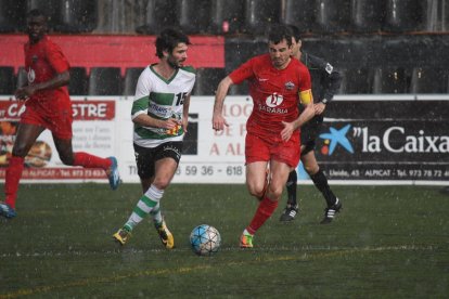 El capità de l’Alpicat perseguint un rival del Sants que porta la pilota, ahir durant el partit.