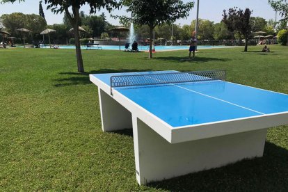 La taula instal·lada al recinte de les piscines municipals.