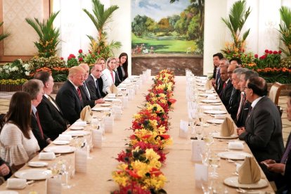 El president nord-americà, Donald Trump, davant del seu homòleg singapurès, Lee Hsien Loong.