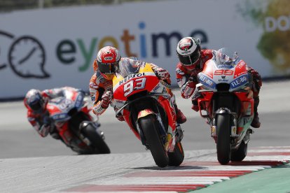 Marc Màrquez i Jorge Lorenzo, en plena batalla, es van jugar la victòria del Gran Premi d’Àustria al circuit de Spielberg, amb l’italià Andrea Dovizioso rodant en segon pla i sense cap possibilitat de ficar-se en la lluita final.