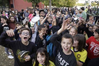 El col·legi Frederic Godàs va aprofitar la celebració de la castanyada per protestar contra el decret dels menjadors escolars.