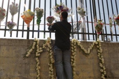 Ofrena floral en record de les gairebé 200 víctimes de la major massacre a Espanya.