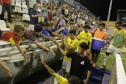 Los jugadores son felicitados por los aficionados el miércoles.