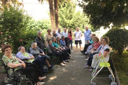 Foto de familia de algunos de los profesionales y residentes del Sant Hospital. 