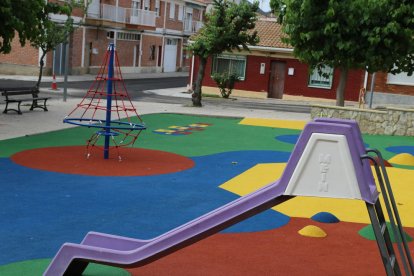 El nou parc infantil de la plaça A2 de Mequinensa.