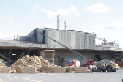 Sofocan un incendio en un almacén de forrajes en Juneda