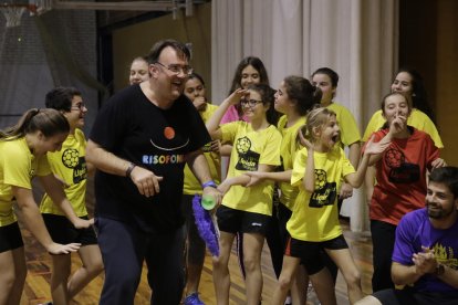 Toni Fontcuberta ayer durante su sesión de risoterapia con equipos de la base del Handbol Pardinyes.