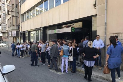 Els treballadors esperaven ahir l’arribada de Nieto, amb qui es van reunir dins de l’edifici de les consultes externes.