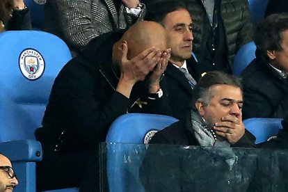 Guardiola es mostra abatut a la grada, al costat de Manel Estiarte, després de ser expulsat.