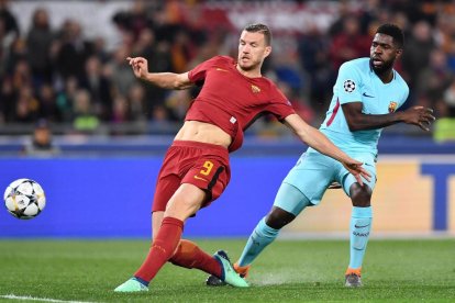 Dzeko remata ante la impotencia de Umtiti que contempla la acción del delantero bosnio.