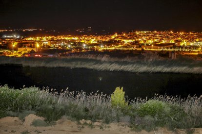 La bassa de reg per la qual es va activar el protocol de seguretat, amb Almacelles al fons.