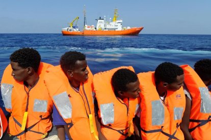 Diversos immigrant rescatats que són transportats a bord de l'Aquarius.