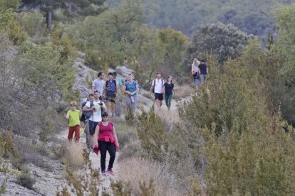 Senderistes ahir a la ruta del congost de Mont-rebei, on es practica també navegació.