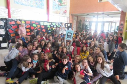 Imatge de família d’un dels grups que van anar a la presentació a l’escola Doctor Serés.