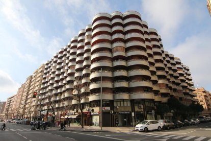 L’edifici Brasilia, ubicat al passeig de Ronda, té una façana singular.