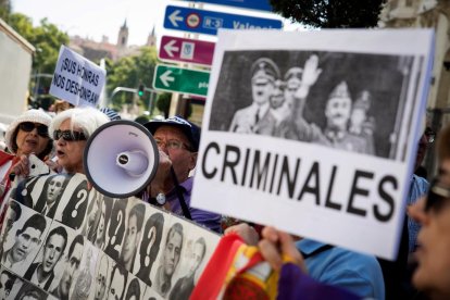 Imagen de manifestantes de asociaciones a favor de la memoria histórica, ayer en las puertas del Congreso de los Diputados.