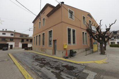 La báscula municipal en la calle La Bassa al lado del ayuntamiento, que será en parte peatonal.