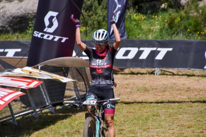 La ciclista de Ponts Ramona Gabriel, en el moment de creuar la línia de meta.