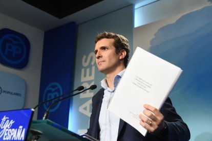 El vicesecretari de Comunicació del PP, Pablo Casado, mostra un dels seus treballs de màster.