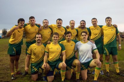 El equipo sénior masculino del Inef Lleida Rugby con sus bigotes.