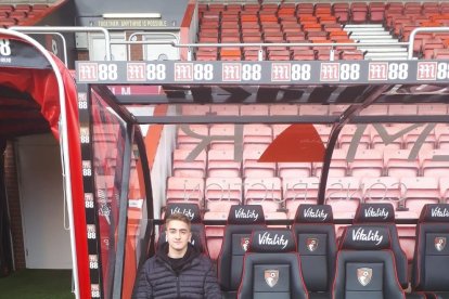 Jordi Valero, a la banqueta del Dean Court, estadi en el qual juga el Bournemouth a la Premier.