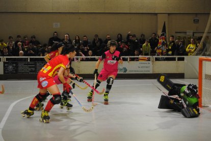 Marta Vieira, en el centro, en una acción del partido disputado ayer entre el Vila-sana y el líder de la competición, el Manlleu.