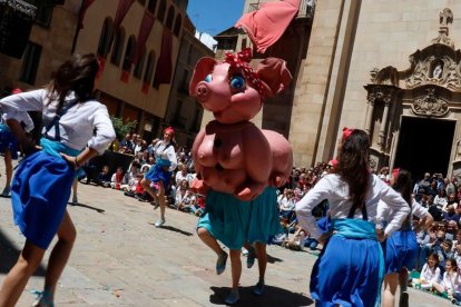 Un momento del estreno del baile de La Verreta, elemento del bestiario popular.  