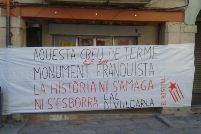 La pancarta que s’ha desplegat a la plaça Major de Tàrrega.