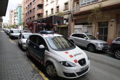 Mossos y Bomberos, ayer, en el lugar de los hechos.