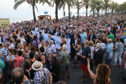 Més de 16.000 persones es manifesten en Cambrils contra el terrorisme