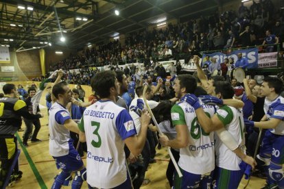 Els jugadors del Llista van celebrar amb l’afició el pas a quarts de final.