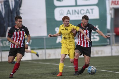 El leridano Òscar Canadell, lucha por el control del balón ante dos jugadores del Viladecans.