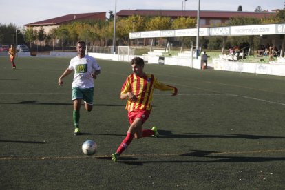 Un jugador del Albesa se prepara para chutar la pelota.