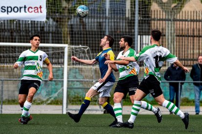 Tres jugadors del Sants pressionen un jugador del Borges en una acció del partit.