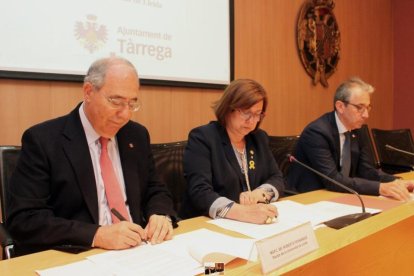 La signatura del conveni a l'ajuntament de Tàrrega.