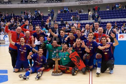 La plantilla blaugrana posa amb el títol conquerit ahir, el vintè segon de la seua història.