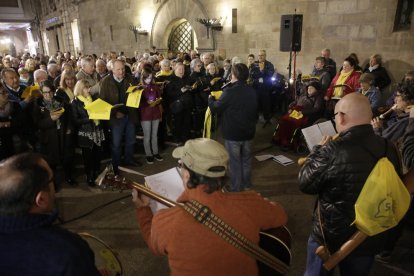 Imatge dels Cantaires per la llibertat, ahir a la plaça de la Paeria de Lleida.