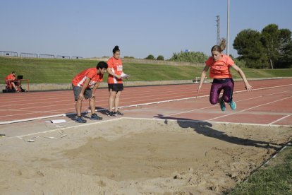 Una aspirant durant el transcurs de la prova física celebrada ahir a la pista de les Basses.