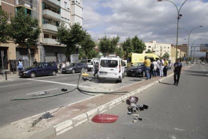 La furgoneta ha xocat amb un semàfor i un turisme.