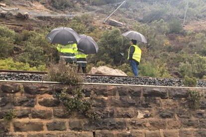 Esllavissada de roques sobre les vies del tren de la Pobla a Àger.